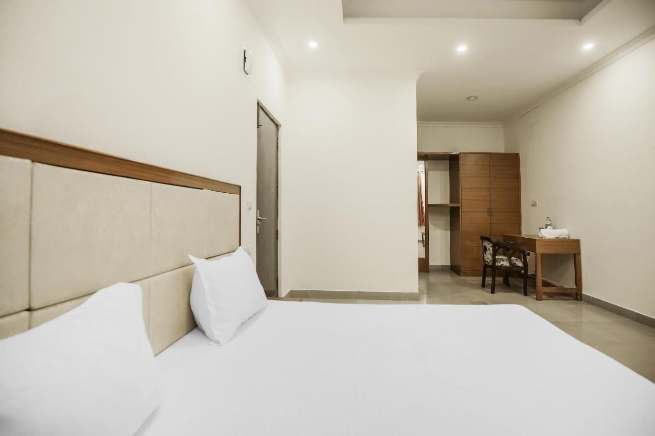 Collection O Sapphire Hotel Chandīgarh Eksteriør billede