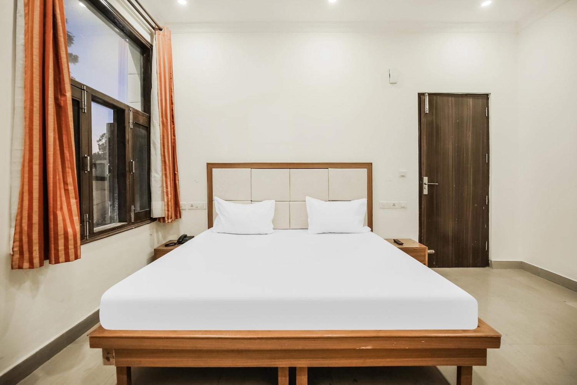 Collection O Sapphire Hotel Chandīgarh Eksteriør billede
